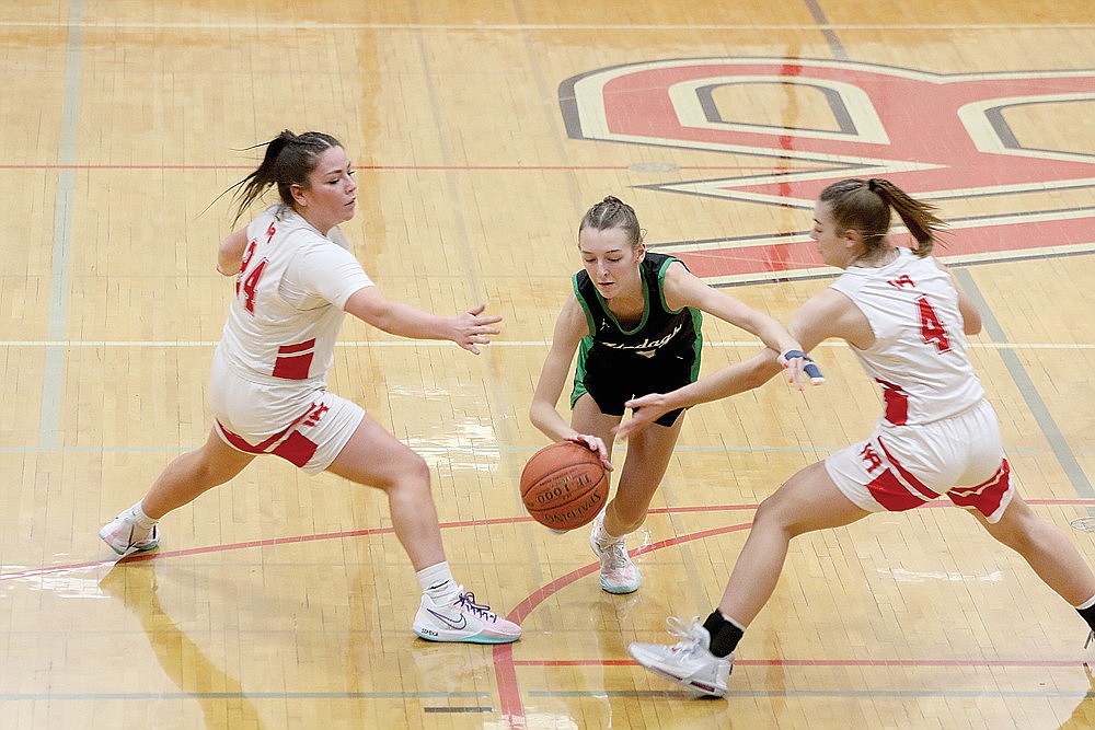 Rhinelander’s Morgan Van Zile drives between Wisconsin Rapids’ Jazzlyn Redcloud (24) and Gabby Neilitz (4) during the first half of a non-conference girls’ basketball game in Wisconsin Rapids Tuesday, Jan. 2. Van Zile scored 17 points, one of four Hodags who scored in double digits, as Rhinelander defeated Rapids, 75-56. (Jeremy Mayo/River News)