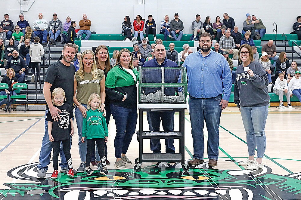 Pictured are Scott Borths, Ali Shoeder and family representing Shoeder’s RV and Marine, ABC board members Stefanie Edwards, Amanda Jorata, Brett Aylesworth and Jeremy McCone, and grand prize winner Kelsey Kuczmarski. (Bob Mainhardt for the River News)
