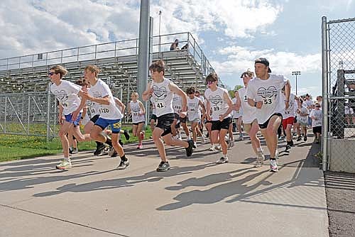 Runners embarked from Mike Webster Stadium in plain, white T-shirts, but they didn’t stay that way for long. (Photo by Bob Mainhardt & Jeremy Mayo/River News)