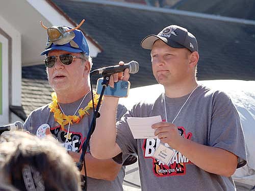 Lakeland Times assistant editor Trevor Greene announces the winners in the charcoal category of the beef roasting competition with fellow judge Mike Michalak, left, at Beef-A-Rama on Saturday, Sept. 28, in Minocqua. (Photo by Kate Reichl/Lakeland Times)