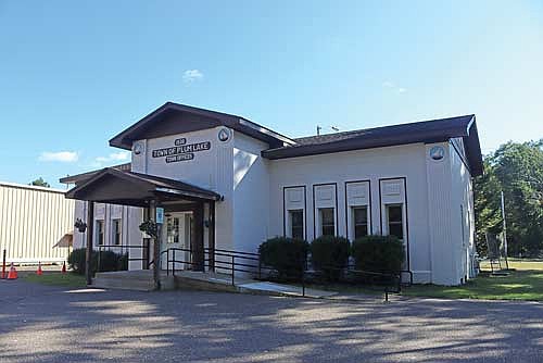 Plum Lake Town Hall in Sayner. (Photo by Kate Reichl/Lakeland Times)