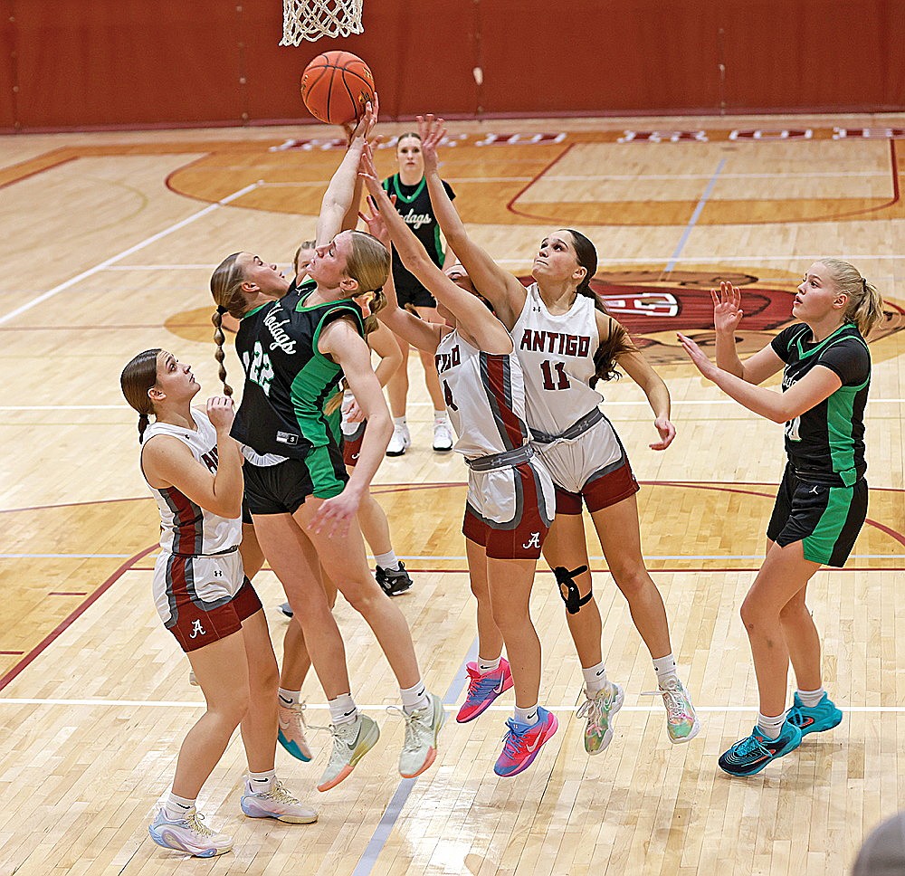 From left to right, Antigo’s Breleigh Akright, Rhinelander’s Ella Miljevich, Rhinelander’s Vivian Lamers, Antigo’s Ava West, Antigo’s Baily Heinzen and Rhinelander’s Lexi Beran fight for a rebound during the first half of a GNC girls’ basketball game in Antigo Friday, Dec. 12. The Hodags snapped a two-game losing streak, defeating the Red Robins 68-29. (Bob Mainhardt for the River News)