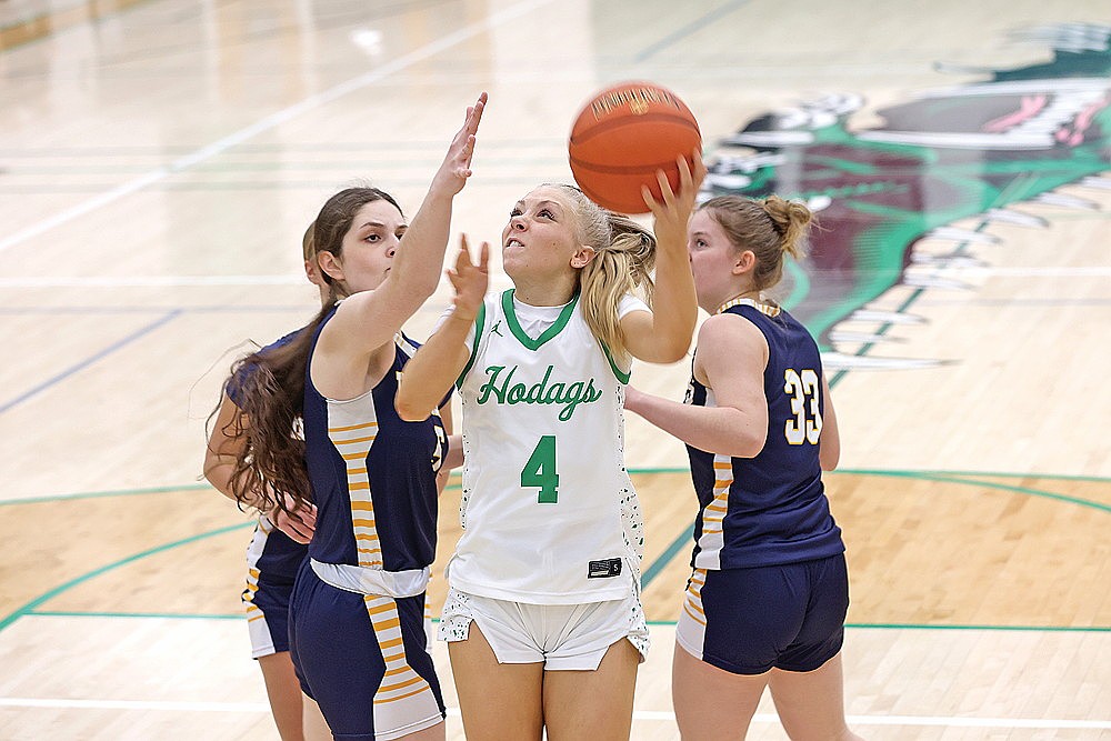 Rhinelander’s Teagan Clark drives past Tomahawk’s Freya Alberg for a layup attempt during the first half of a GNC girls’ basketball game at the Jim Miazga Community Gymnasium Monday, Jan. 26. Clark scored a game-high 30 points in the Hodags’ 72-33 win. (Bob Mainhardt for the River News)