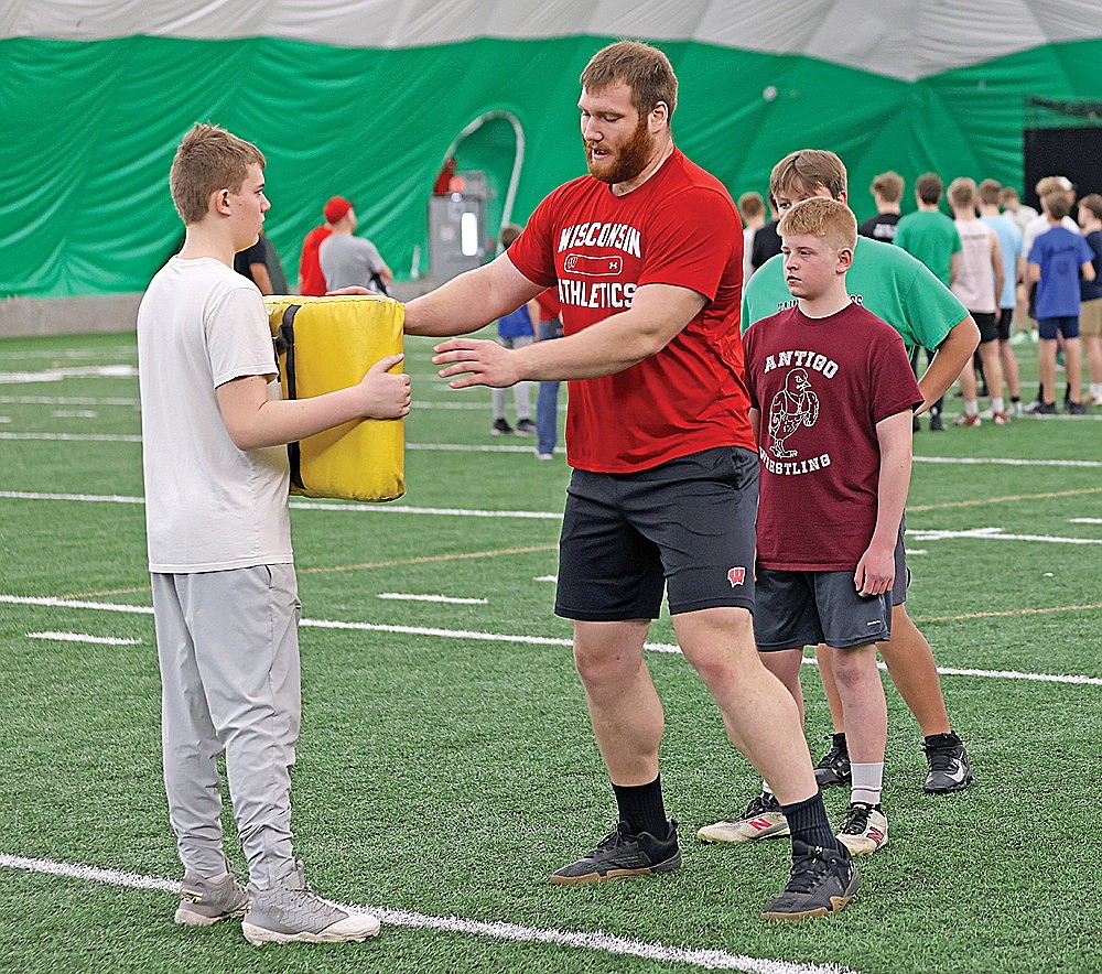 Wisconsin Badgers offensive lineman, and Hawgs and Dawgs camp alumni, Michael Roeske instructs a drill during Saturday’s camp.