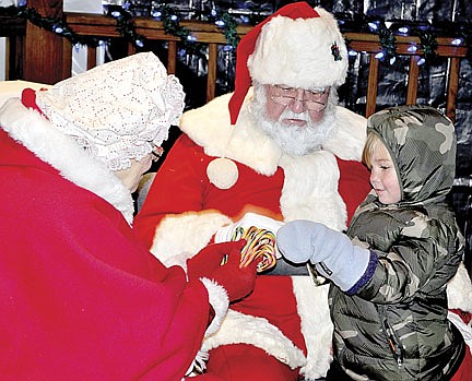 Santa begins his Northwoods tour with stops in Tomahawk and Three Lakes