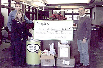 Peoples State Bank donates to food pantry