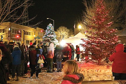 Rhinelander ushers in holiday season with tree-lighting ceremony