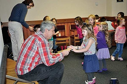 Children's librarian 'Mr. Tom' introduces little ones to the joy of reading