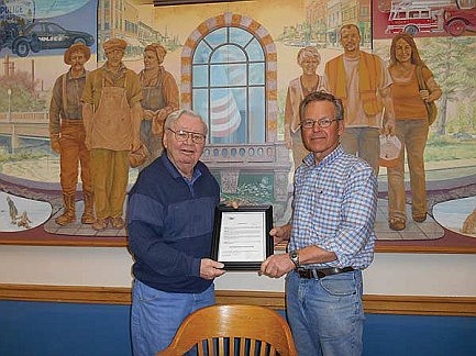 Mayor honors food pantry
