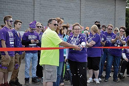 Hundreds walk for Alzheimer's research in Rhinelander 