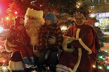 Santa attends tree-lighting ceremony in Rhinelander