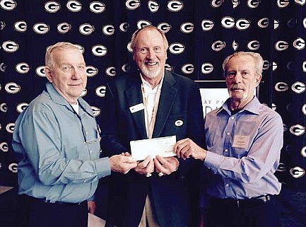 Packers donate to Rhinelander Area Food Pantry