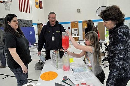 Crescent students show off science projects 