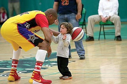 Harlem Wizards visit schools prior to game against staff