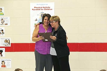 Pelican's Miszewski receives Paraprofessional of the Year award 