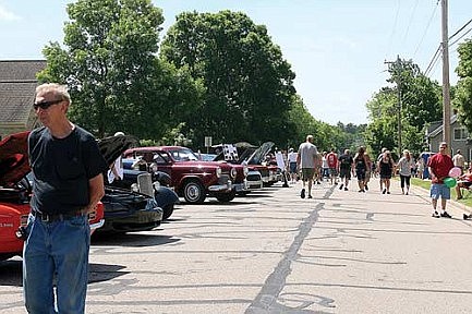 Art fair, car show draw huge crowd  to courthouse square