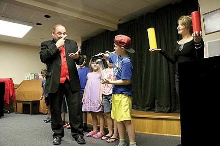 Magic hands: Deaf illusionists entertain, enlighten 