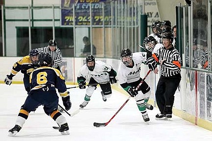 Hodag hockey hangs on for third straight win
