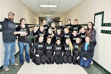 PHOTO: USW&#8200;donates to RHS dance team