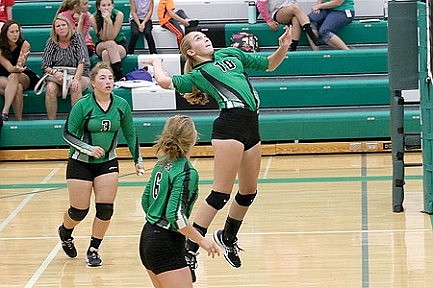 Medford sweeps Hodag volleyball