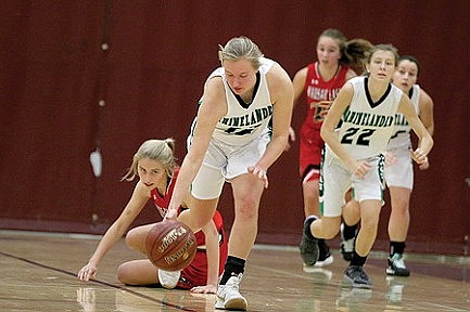 Lady Hodags split games in Antigo