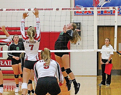 Medford sweeps Hodag volleyball