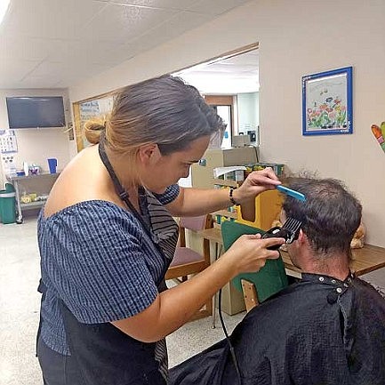 Beautician provides free haircuts to food pantry customers