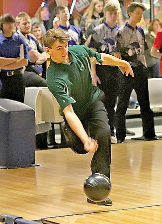 Hodag bowlers split home matches