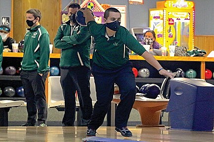Iola edges Hodags 5-4 in prep bowling opener