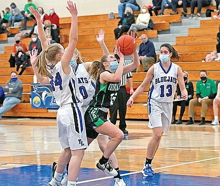 Lady Hodags split weekend games