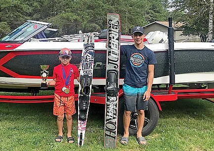 Photo: Skiing siblings