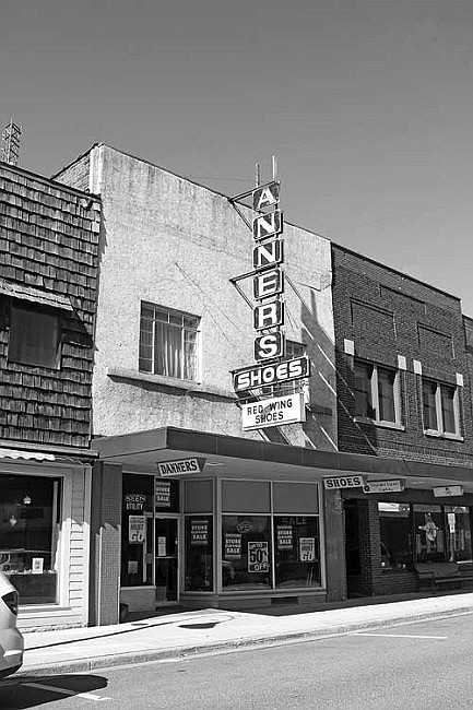 Danner's Shoe Store to close