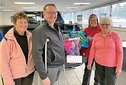 Photo: Golf event donation